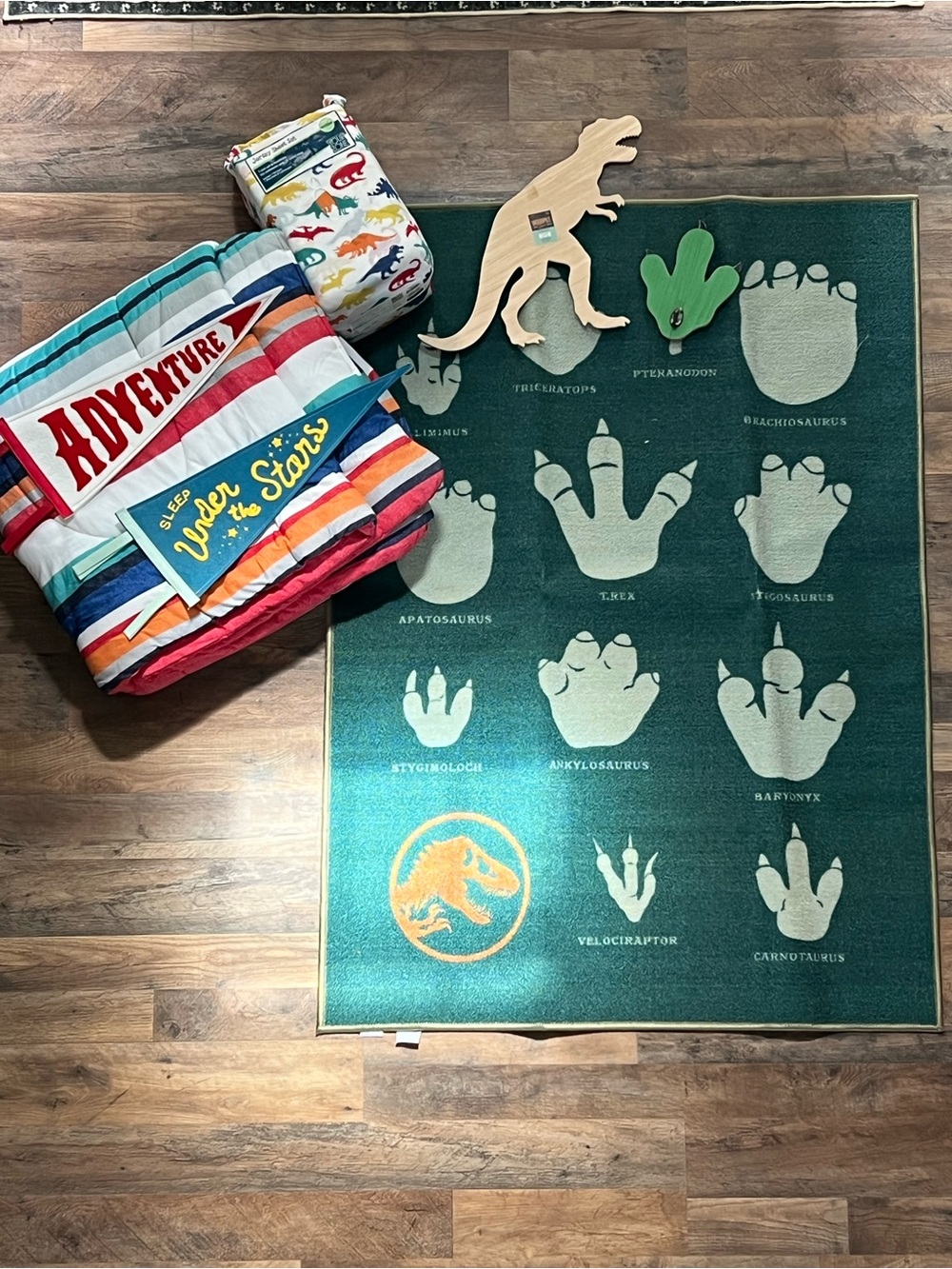 Dinosaur full/ queen size bedding lot with 4x6 JP Rug - Green with Cream Prints